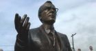 Kiefer Sutherland unveils Tommy Douglas statue